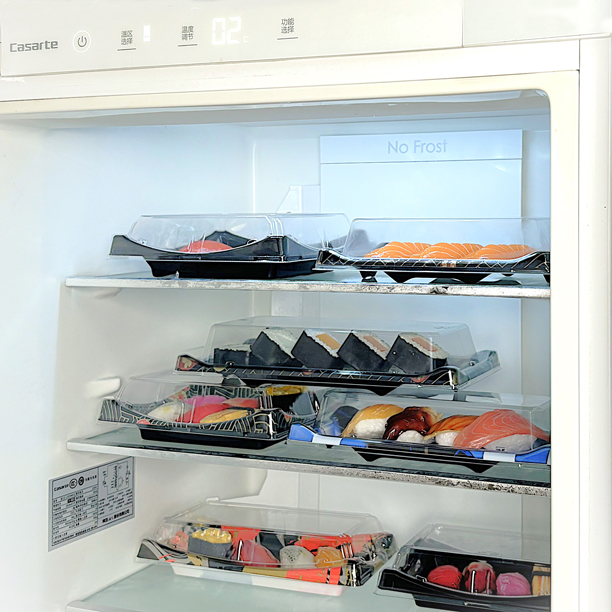 There are some sushi plates WL-20B in the refrigerator, which can be used for refrigeration.
