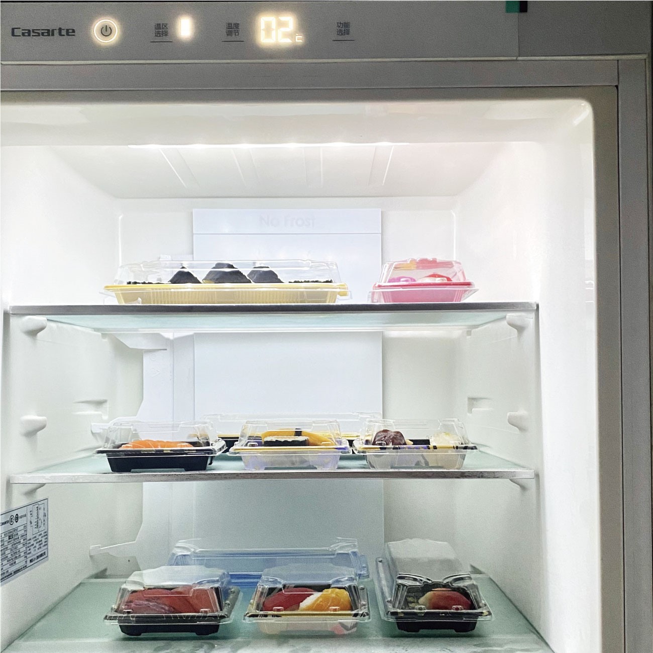 There are some sushi plates WL-00 in the refrigerator, which can be used for refrigeration.